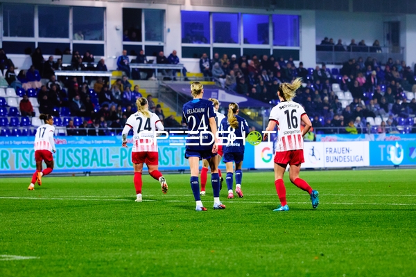 Spieler laufen auf dem Feld