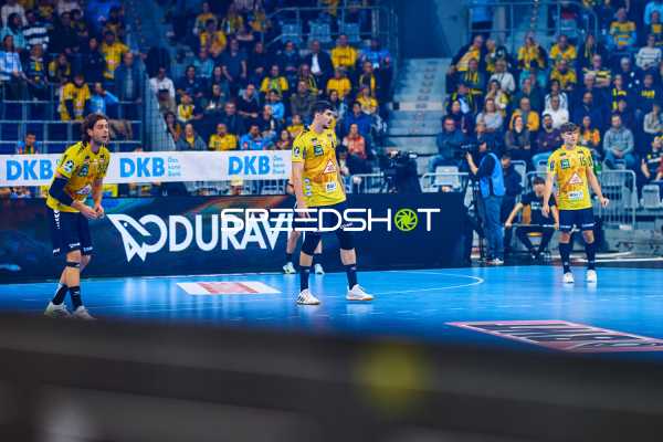 Spieler der Rhein Neckar Löwen bereiten einen Angriff vor.