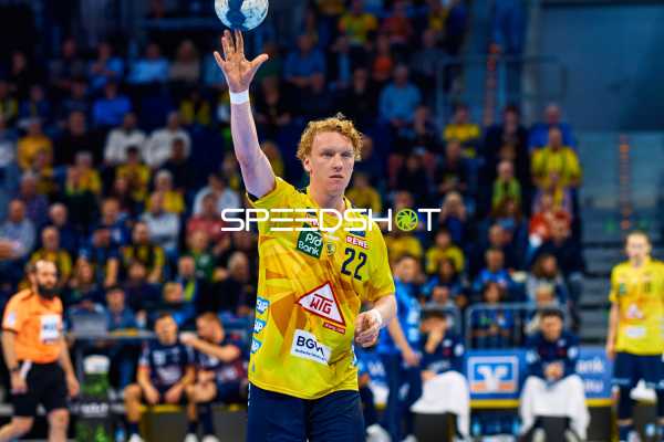 Ein Spieler der Rhein Neckar Löwen hält den Ball in der Hand und ist bereit, einen Pass oder Wurf auszuführen.