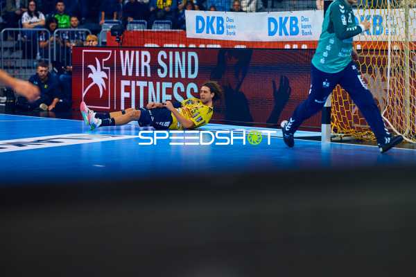 Ein Spieler der Rhein Neckar Löwen rutscht über das Spielfeld.