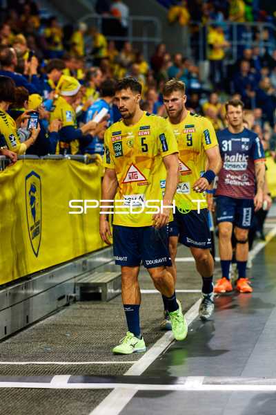 Spieler auf dem Spielfeld nach dem Spiel