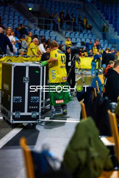 Ein Spieler der Rhein Neckar Löwen bewegt eine Ausrüstungskiste.
