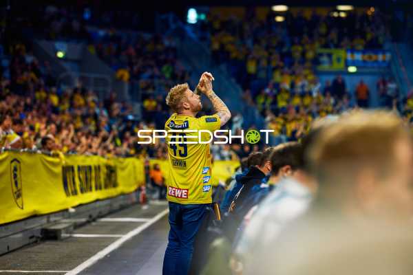 Ein Spieler von Rhein Neckar Löwen mit der Nummer 49 feiert auf dem Spielfeld.