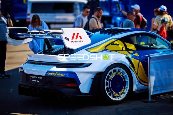 Rennfahrzeug in der Boxengasse