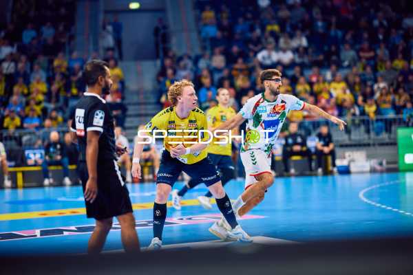 Ein Spieler von Rhein Neckar Löwen erhält den Ball in einem Spiel gegen SC Magdeburg.