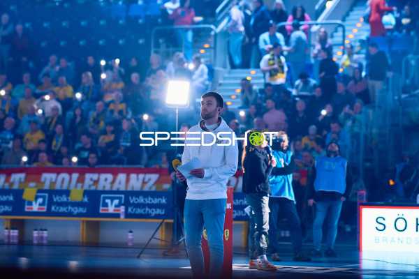 Spieler betritt das Spielfeld