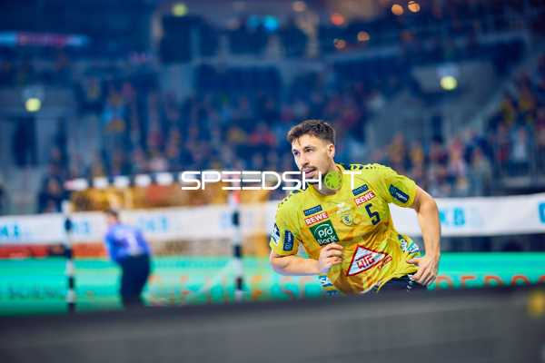 Spieler Ivan Martinović von RNL rennt in Richtung Tor.