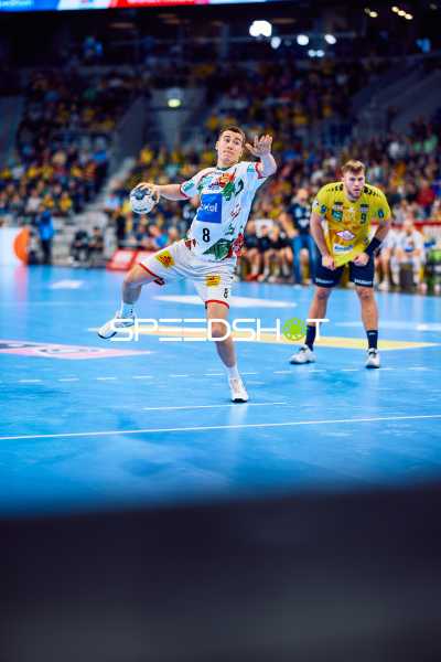 Ein Spieler von SC Magdeburg, ZEHNDER MANUEL MAGDEBURG, führt einen Wurf aus, während ein Spieler von Rhein Neckar Löwen, Steven Plucnar Jacobsen, verteidigt.