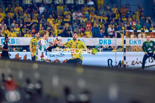 Ein Spieler von Rhein Neckar Löwen verteidigt gegen einen Spieler von SC Magdeburg.