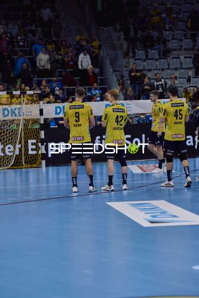 Das Team versammelt sich vor dem Tor.
