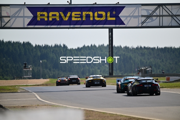 Rennwagen auf Strecke