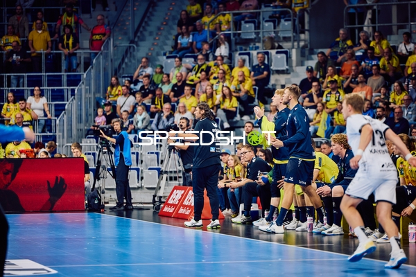 Spielbesprechung in der Nähe der Bank während des Spiels