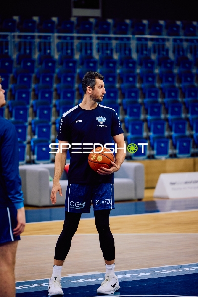 Ein Spieler hält einen Basketball während des Trainings.