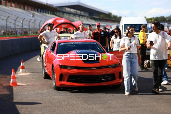 Rennwagen in der Boxengasse