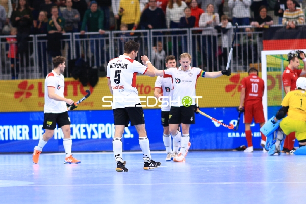 Fülöp LOSONCI (4; Österreich) jubelt im Vordergrund