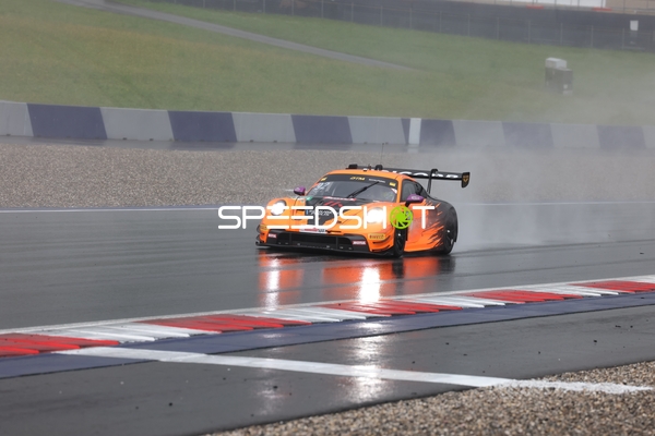 Rennfahrzeug auf nasser Strecke