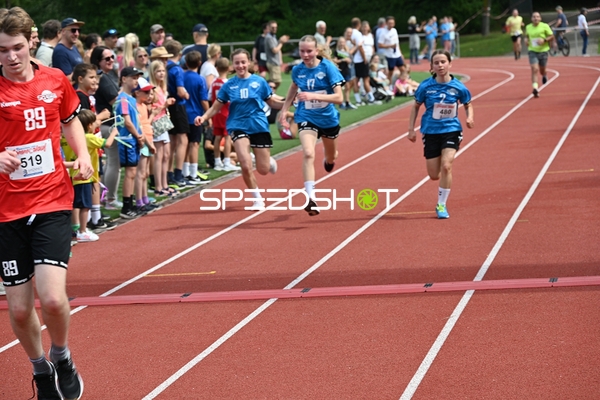 Läuferinnen und Läufer auf der Bahn