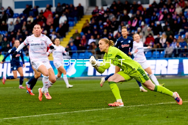 Torwart fängt Ball ab