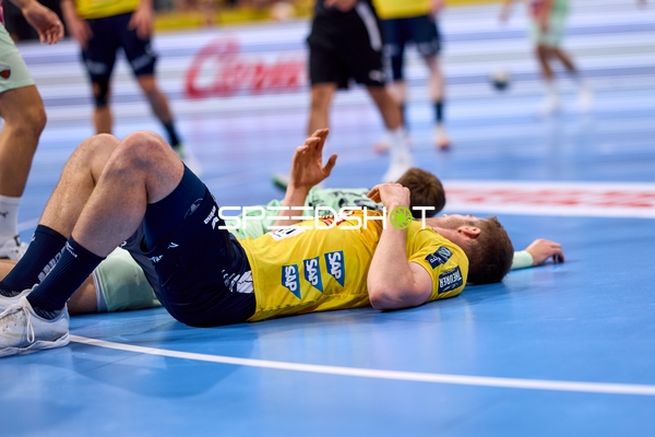 Spieler liegen auf Spielfeld