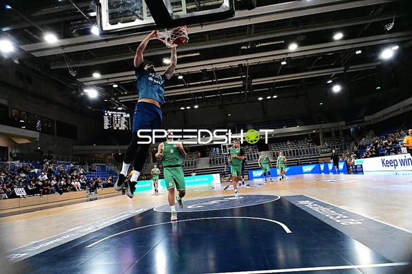 Dominic Vengert (8; MLP) wirft auf Korb