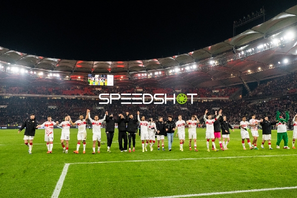 Spieler feiern gemeinsam