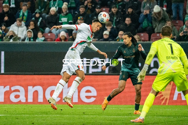 Kopfball-Duell vor dem Tor