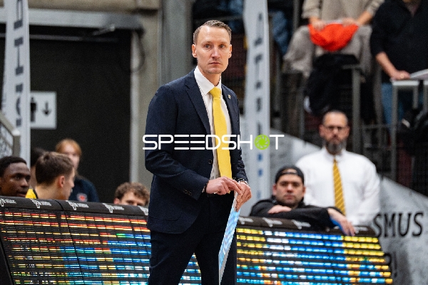 Szene mit Mikko Riipinen (999; MHP Riesen Ludwigsburg) und Spieler von Team MHP Riesen Ludwigsburg