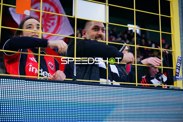 Fans hinter Gitterzaun