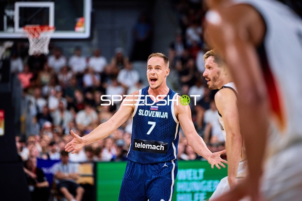 Mehrere Spieler im Zweikampf