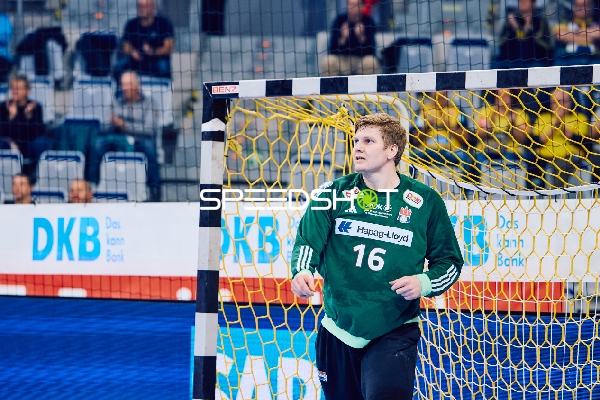 Ein Torwart steht im Tor und beobachtet das Spielgeschehen.