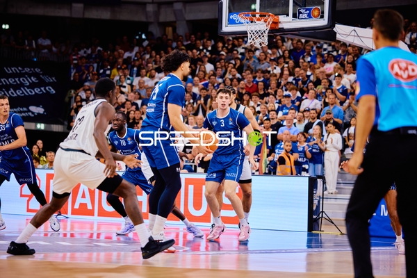 Pass Bakary Dibba (10;MLP Academics Heidelberg) zu Andrew O’Brien (3;MLP Academics Heidelberg)