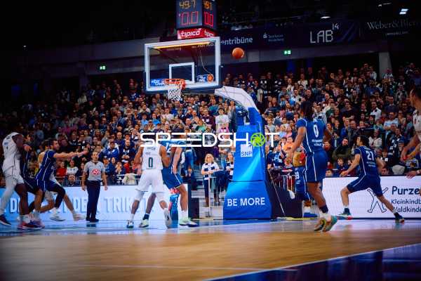 Spieler wirft den Ball in Richtung Korb
