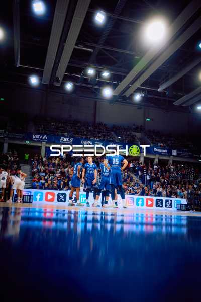 Team-Besprechung auf dem Spielfeld