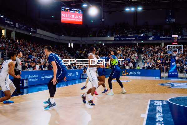 Basketballspielaktion in der Offensivzone.