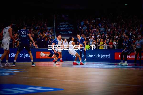 Ein Spieler von Brose Bamberg dribbelt den Ball gegen die Verteidigung der MLP Academics Heidelberg.