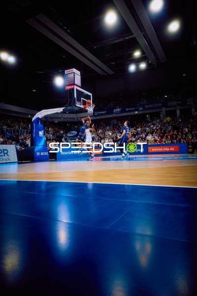 Ein Spieler von MLP Academics Heidelberg macht einen Dunking.