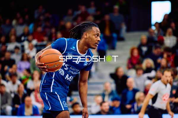 Ein Spieler der MLP Academics Heidelberg dribbelt den Ball.
