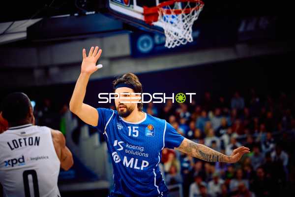 Ein Spieler von MLP Academics Heidelberg verteidigt gegen einen Spieler von Brose Bamberg.
