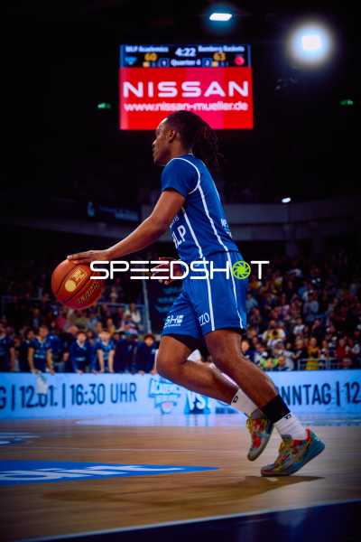 Spieler dribbelt den Ball