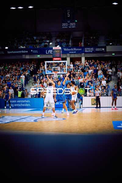 Ein Spieler von MLP Academics Heidelberg dribbelt gegen die Verteidigung von Brose Bamberg.