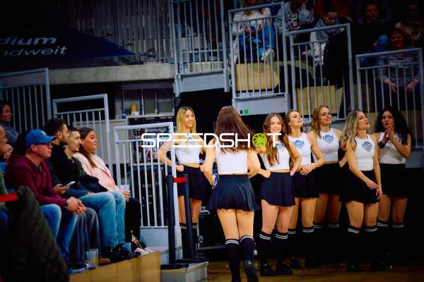 Cheerleading-Performance neben dem Spielfeld
