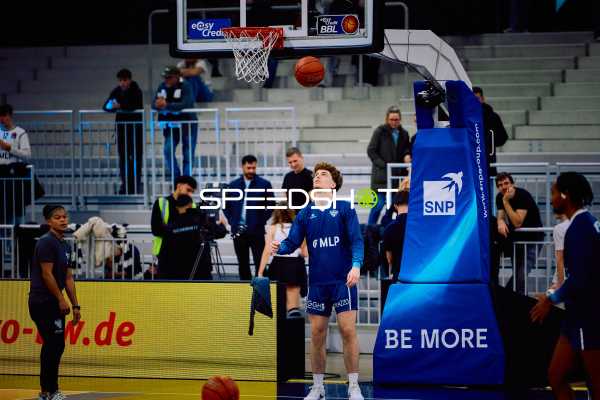 Ein Spieler von MLP Academics Heidelberg wirft einen Basketball auf den Korb während des Trainings.