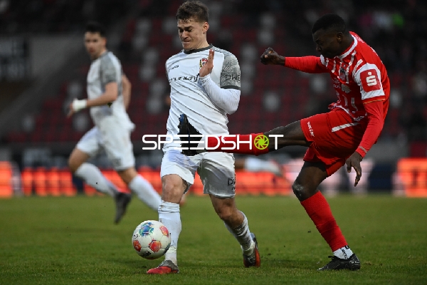 Zweikampf um den Ball