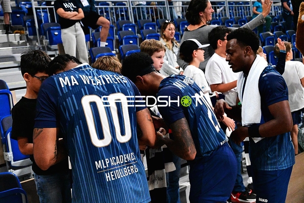 DJ Horne (0; MLP) mit Teamkollegen