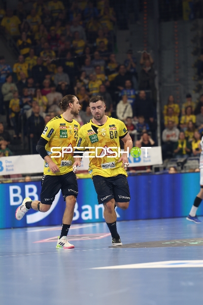 Spieler von Rhein Neckar Löwen rennen über das Spielfeld.