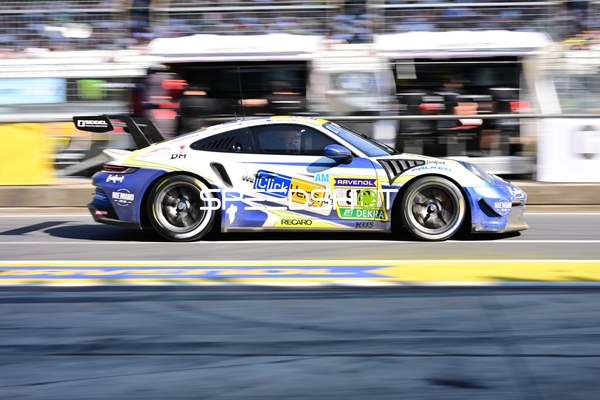 Rennfahrzeug auf der Rennstrecke