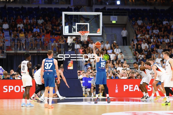 Spieler kämpfen um Ball