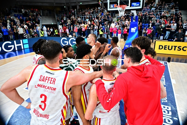 Teambesprechung von Marcus Carr (5; Würzburg Baskets), Marko Petric (13; Würzburg Baskets) und David Muenkat (55; Würzburg Baskets)