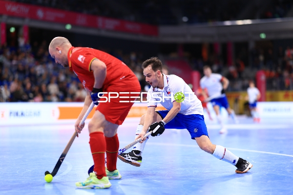 Vít SOUKUP (8; Tschechien) im Zweikampf