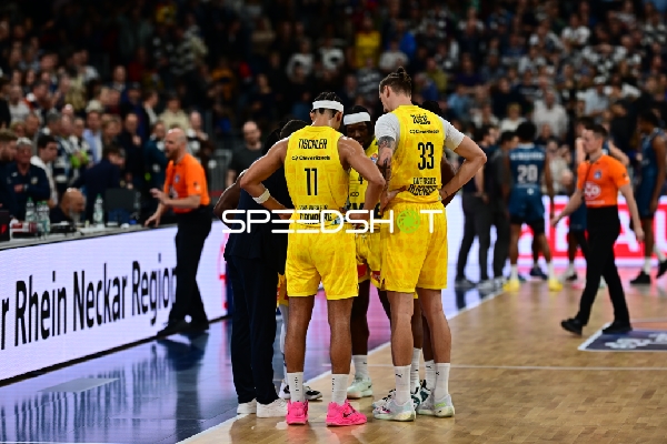 Brian Fobbs (4; EWE Baskets Oldenburg) in Aktion